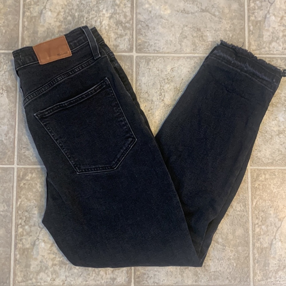Madewell The Mom Jean Distressed Cropped in Raney Wash Knee-Rip Black size 26 - Picture 16 of 16
